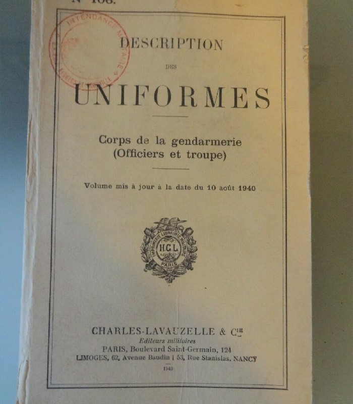 ancien livre sur uniformes gendarmerie