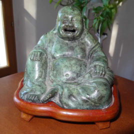 ancien bouddha rieur en bronze sur son support bois