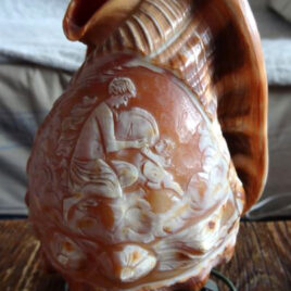 Lampe coquillage style camé à décor de femme