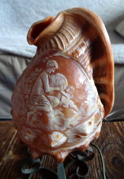 Lampe coquillage style camé à décor de femme